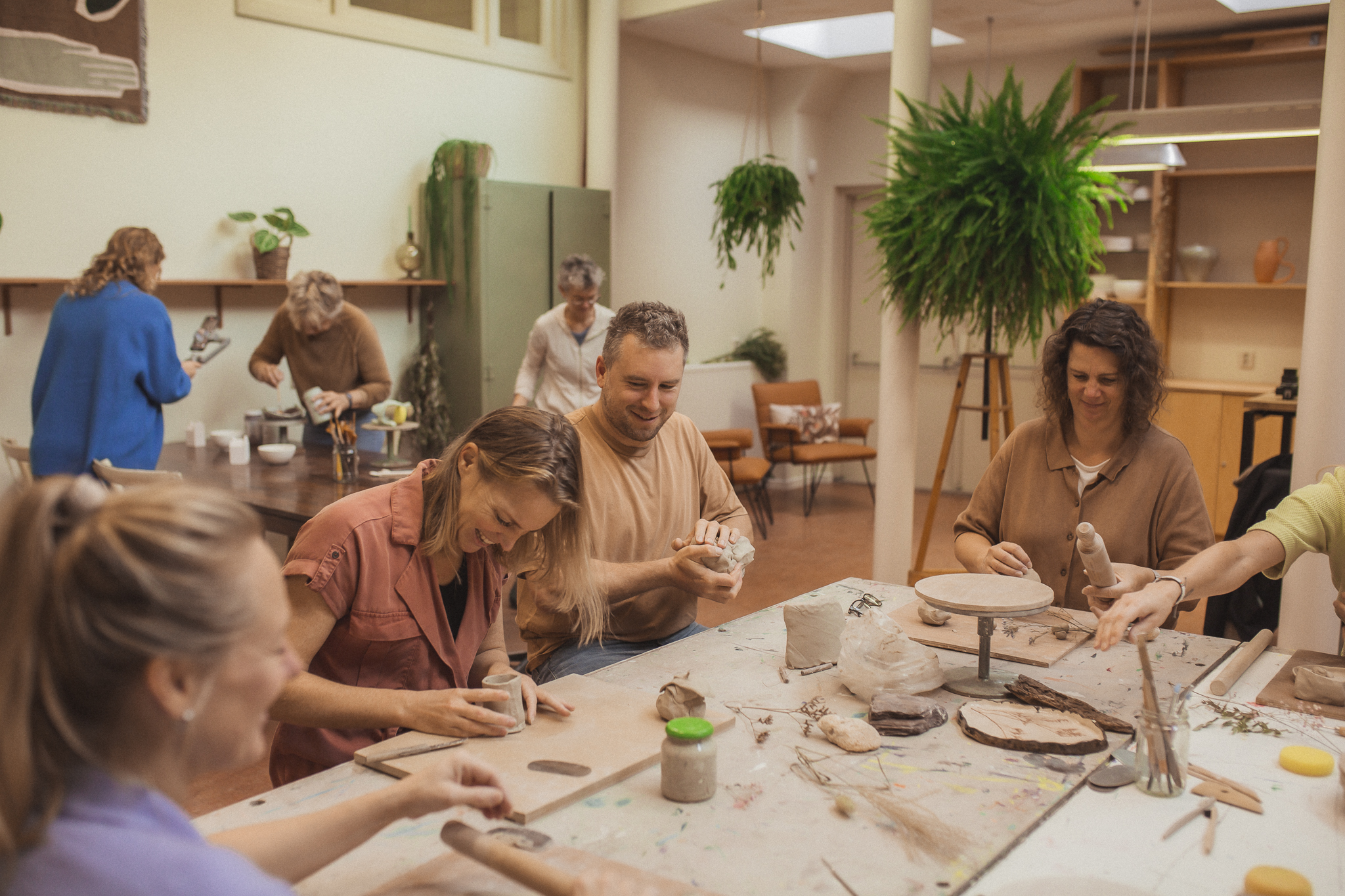 Cursisten samen aan het keramieken in kleistudio