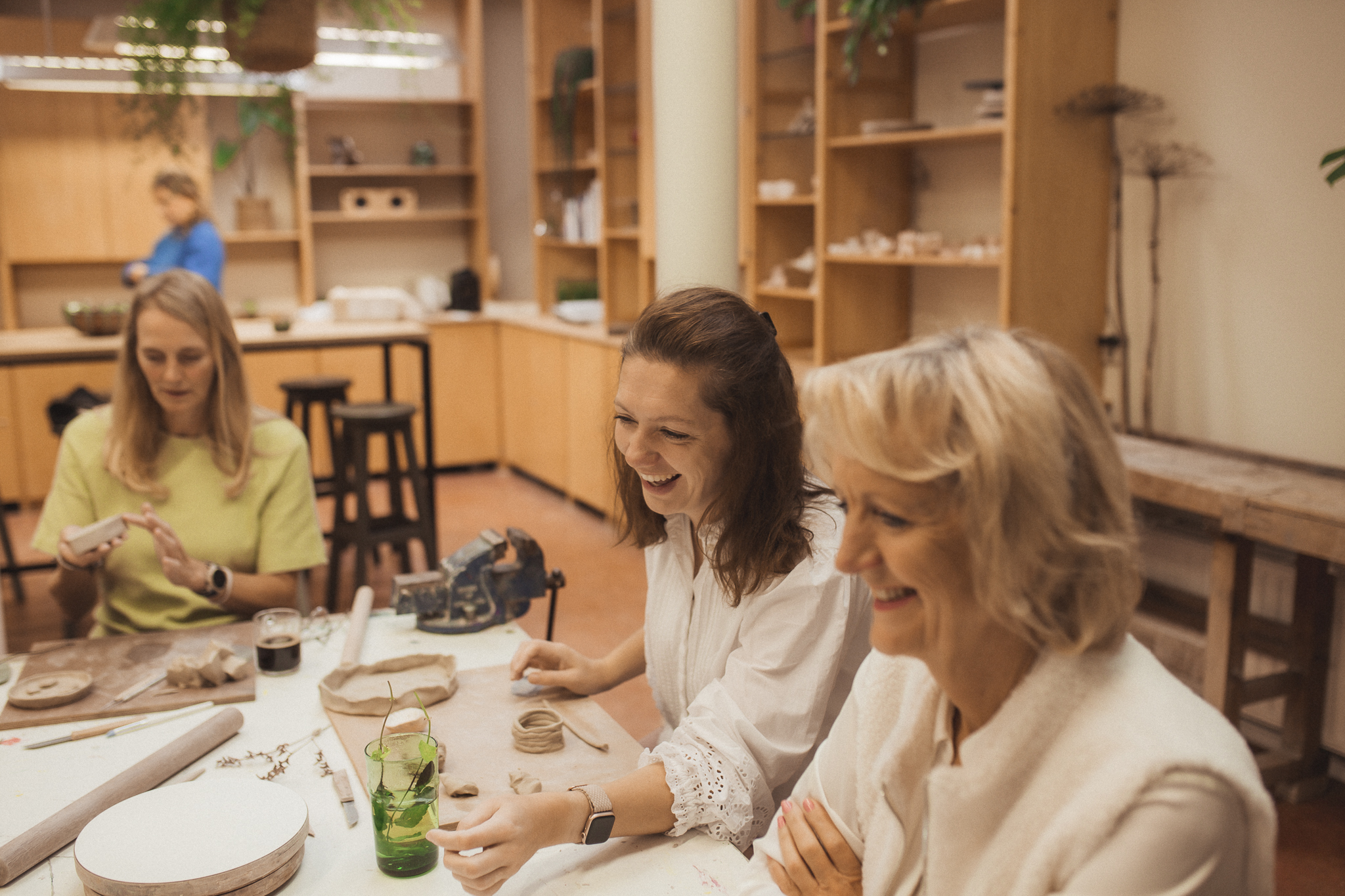 Blije interactie tussen workshopdeelnemers bij het kleiproces