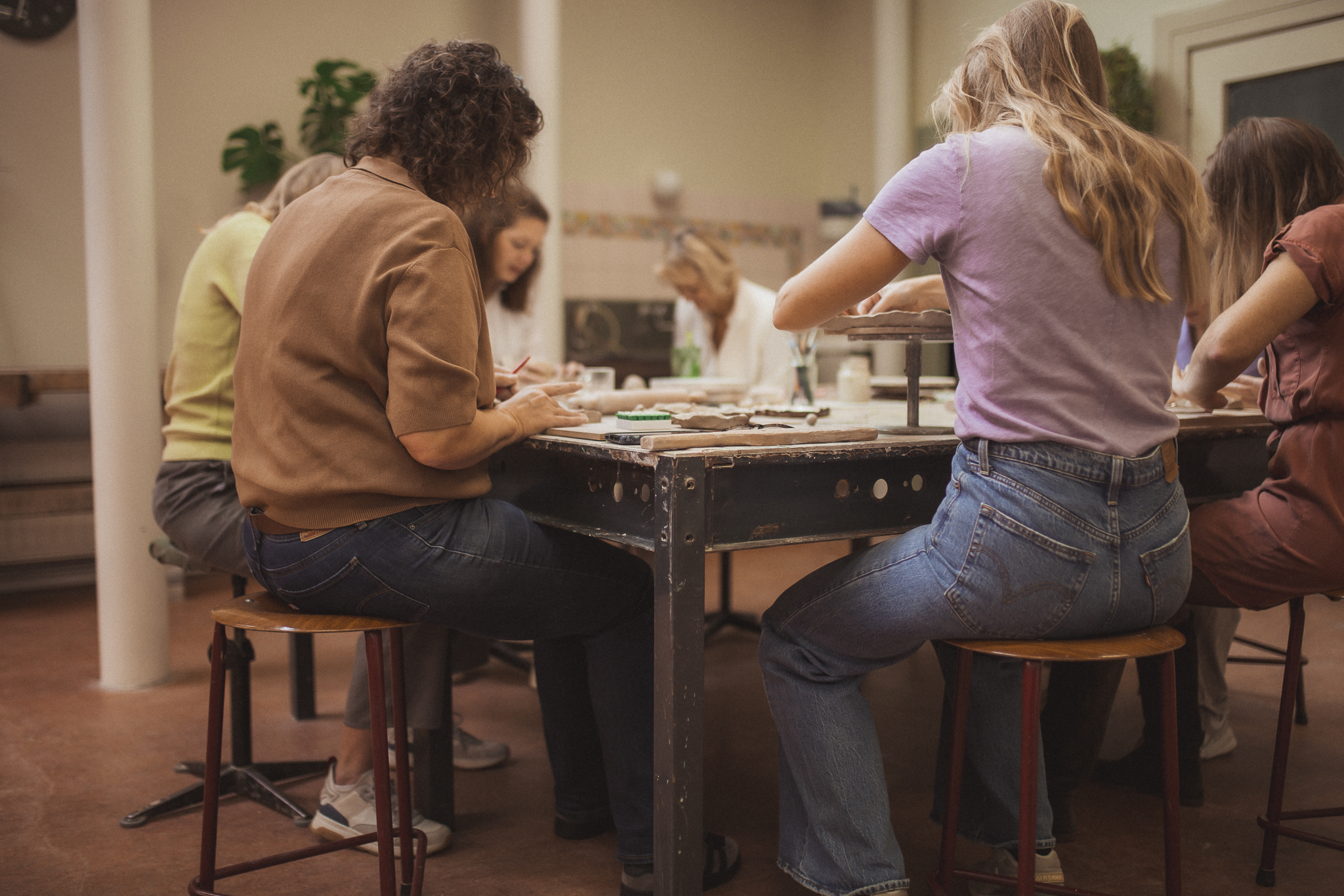 Gezamenlijk boetseren klei tijdens workshop