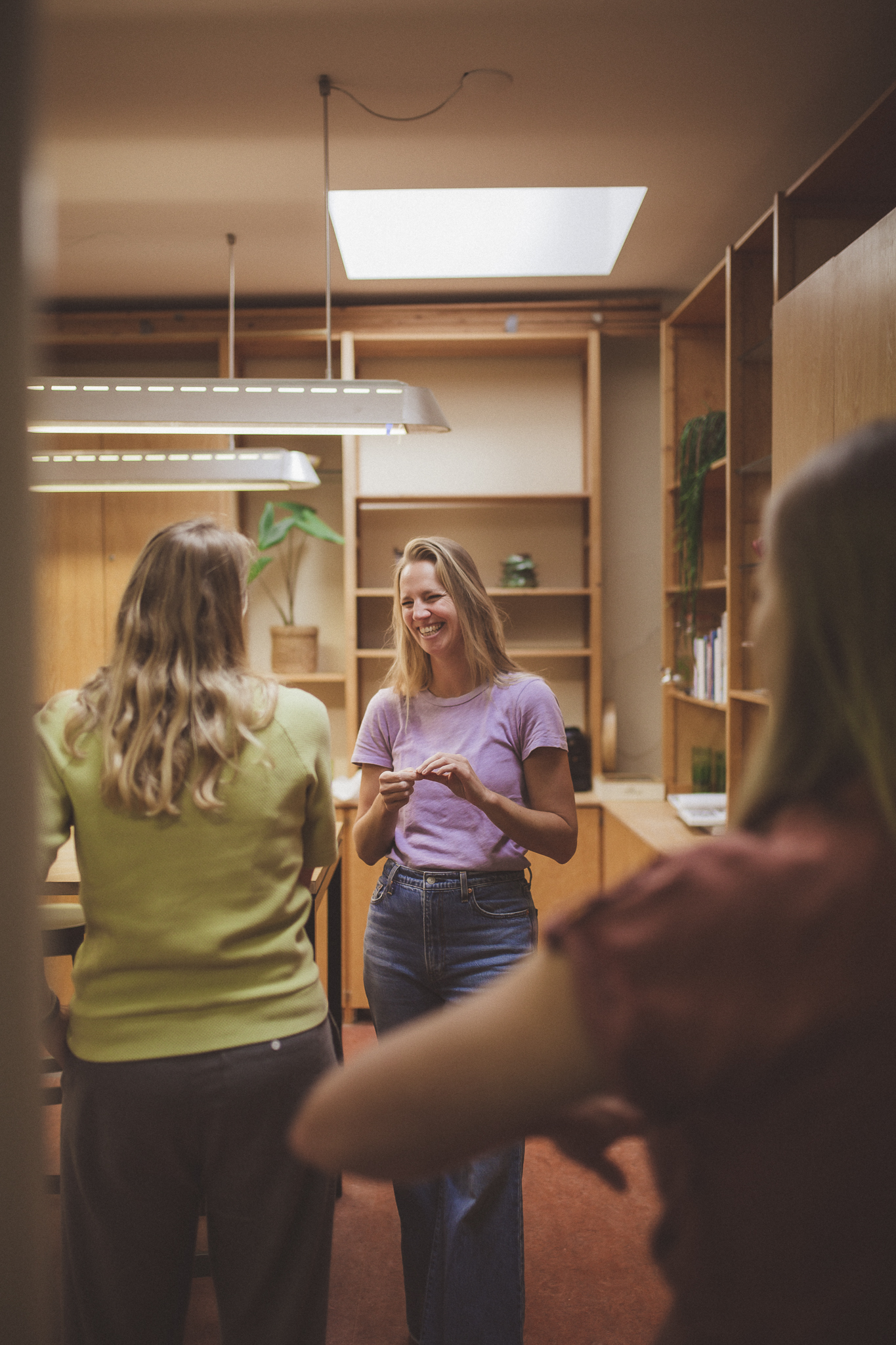 Stefanie keramist begeleidt groep en sluit workshop af