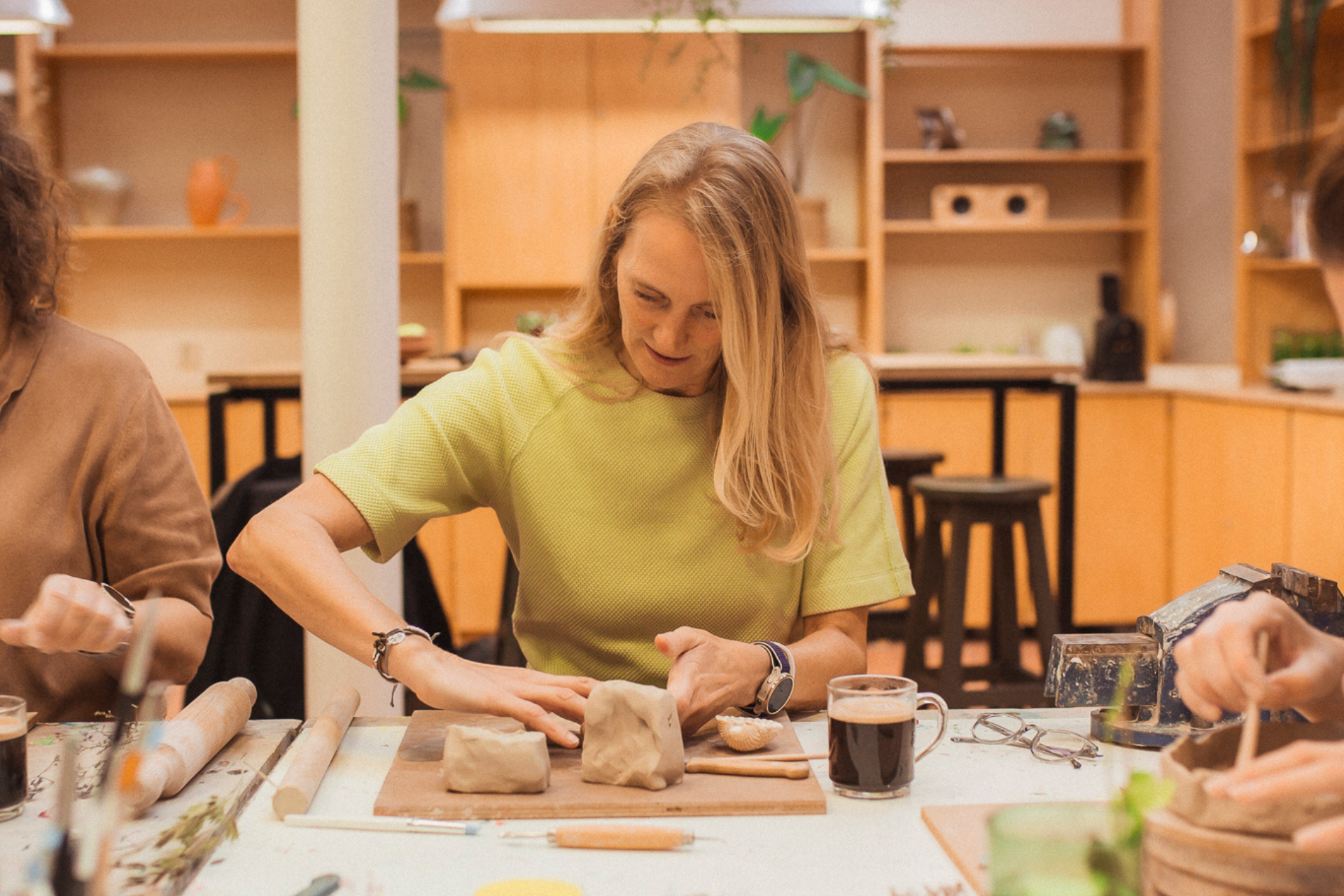 Cursist vormt klei met hand tot creatie tijdens workshop